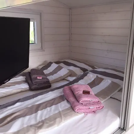 Hausboot Kht 1 Lacet Mit Elektrokamin Im Salon- 1 Schlafraum- Kueche- Duschbad M By Interhome Apartmán *